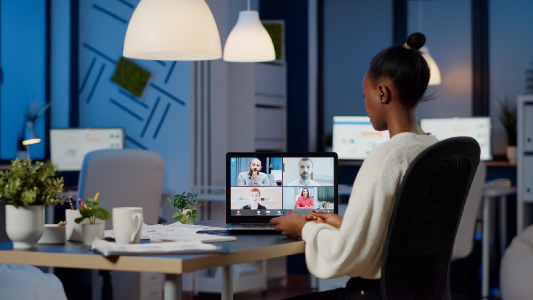 Equipa a rever relatórios antes de publicação