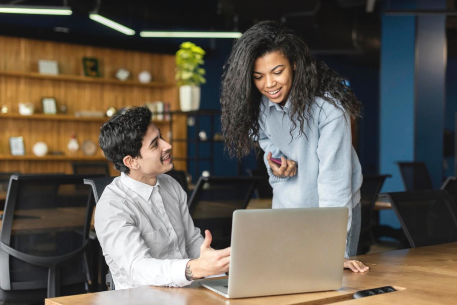 Análise detalhada de demonstrações financeiras no escritório brelanivora
