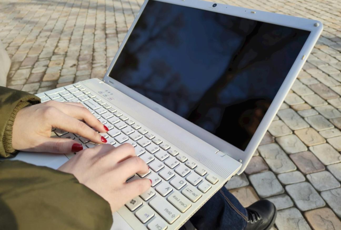 Profissional a trabalhar em análise de dados financeiros