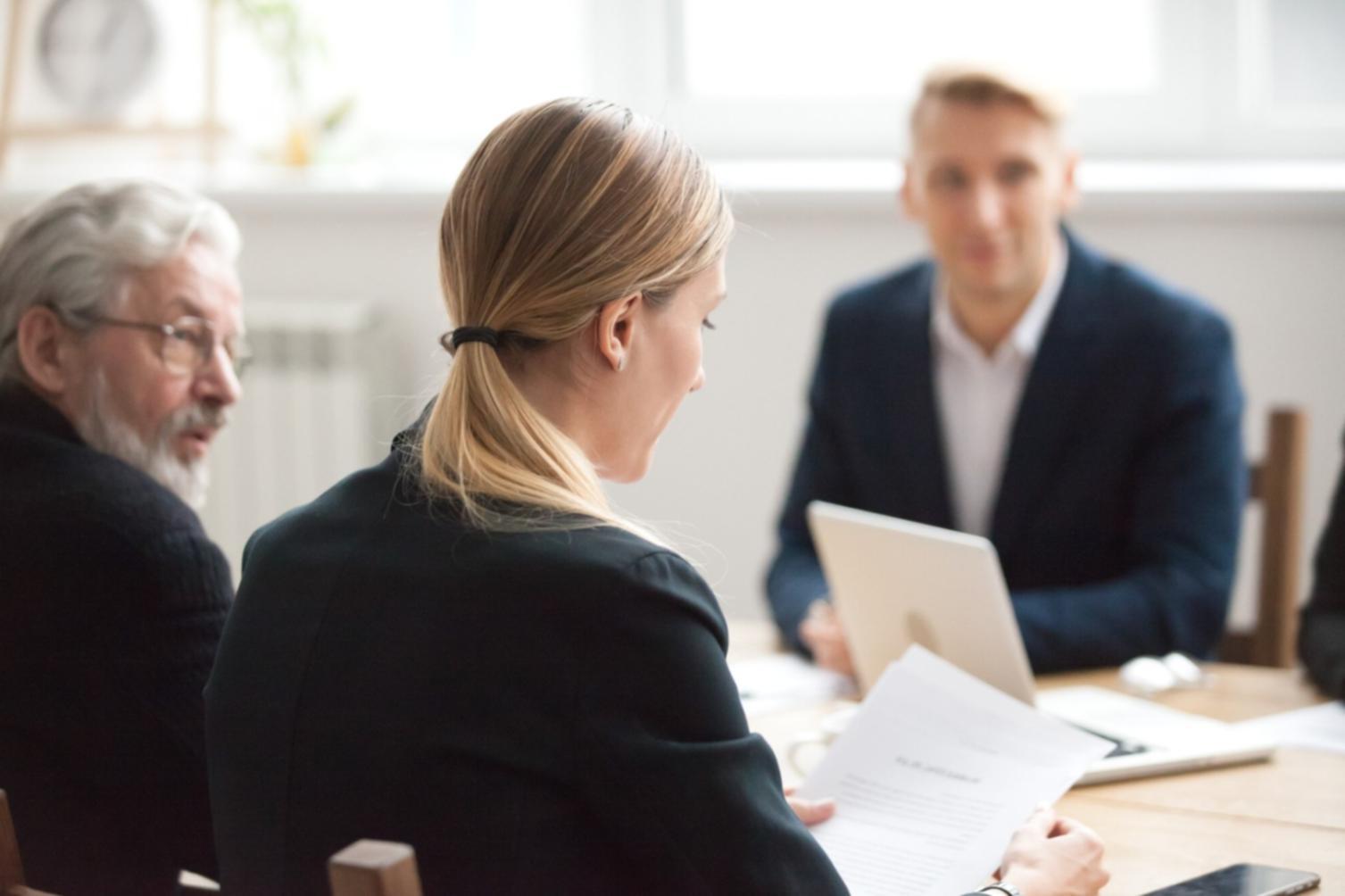 Equipa brelanivora a trabalhar em relatórios financeiros detalhados