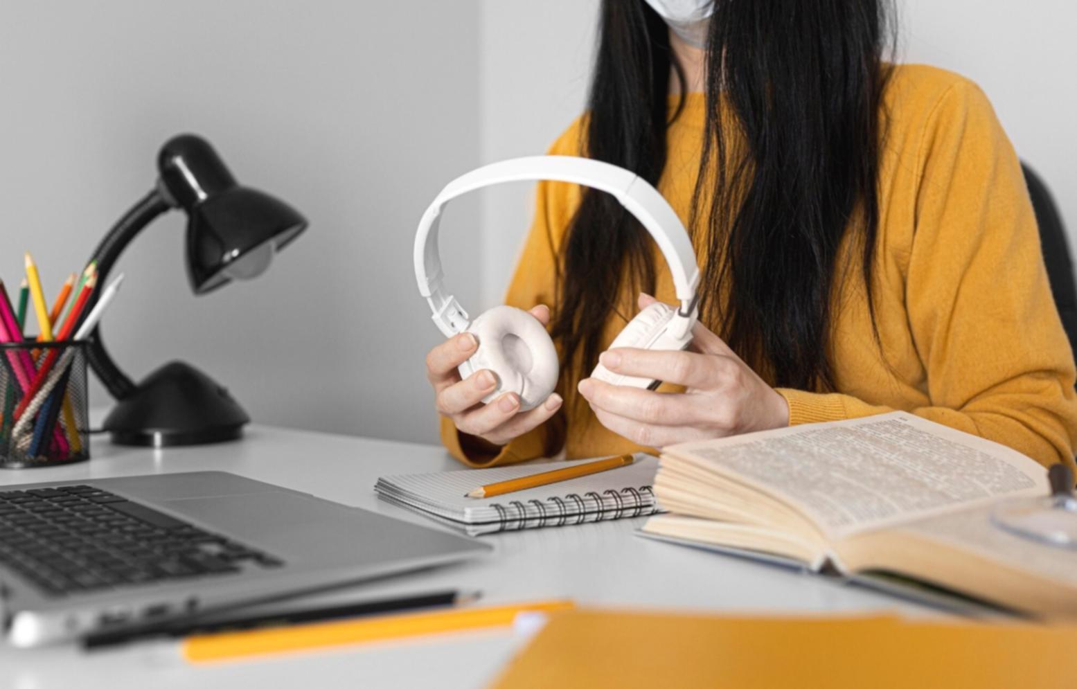 Profissional a analisar relatórios financeiros