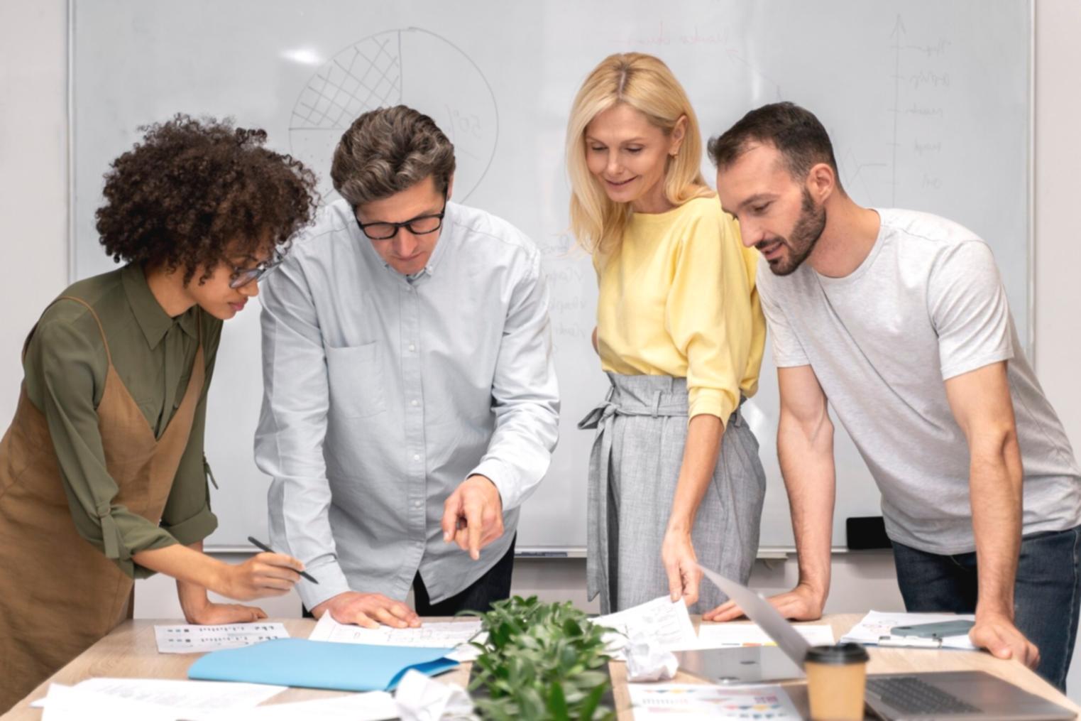 Análise de relatórios financeiros e dados de investimento